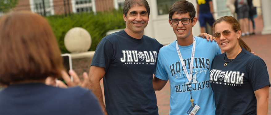 A JHU student with their parents